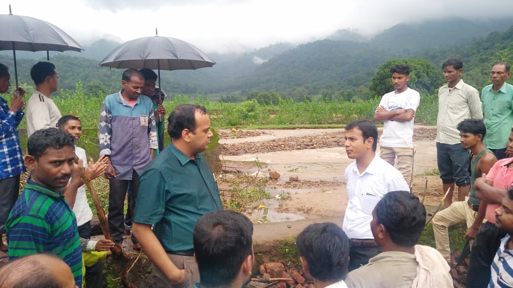 dm_malkangiri's tweet photo. Sri Manish Agarwal, IAS, Collector Malkangiri conducted a field visited on 08.08.2019 to Mathili and Khairput Block areas. Took the stock of the situation
https://t.co/hqa3FDaSLb
#SRC_Odisha, #CMO_Odisha, #rdmodisha, #osdma, #PRDeptOdisha, #relief, #MGNREGA, #Malkangiri, #Odisha https://t.co/BzuEtjanr3