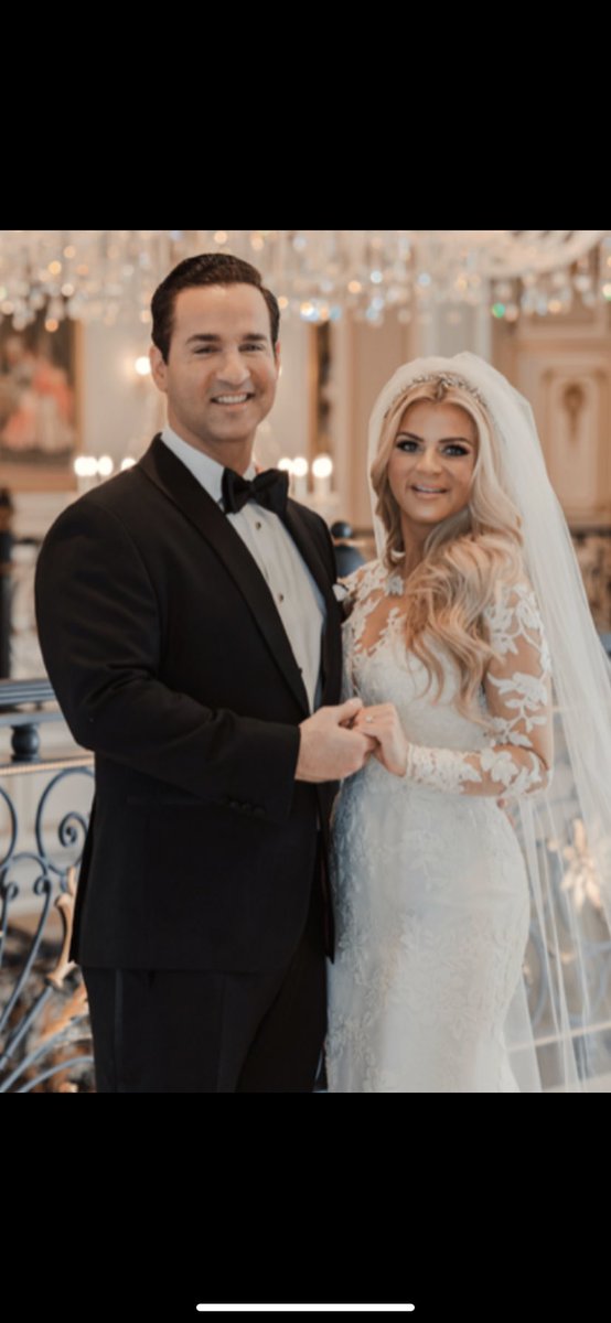 Valduccis's tweet photo. Tonight at 8 pm on @MTV #mikethesituation #laurenpeche The Royal Guido Wedding . #valduccis does the Afterparty #delicious #pizza #zeppole https://t.co/IjNKaaZeFB