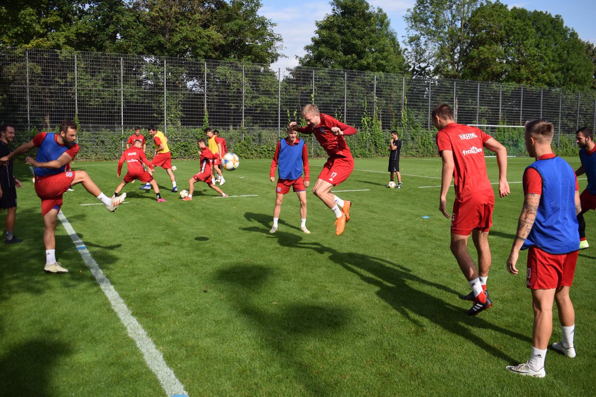 Haching_1925's tweet photo. Nehmt euch in Acht vor Marc #Endres ⚠️
Er trifft alles, selbst Jannik #Bandowski 🤸🏼♂️😉
#volltreffer #vollspann #deckung #achtung #training #fussball #fu3ball #3liga #zeigtsuns #MehrAlsEinVerein https://t.co/Sog76sKuVx