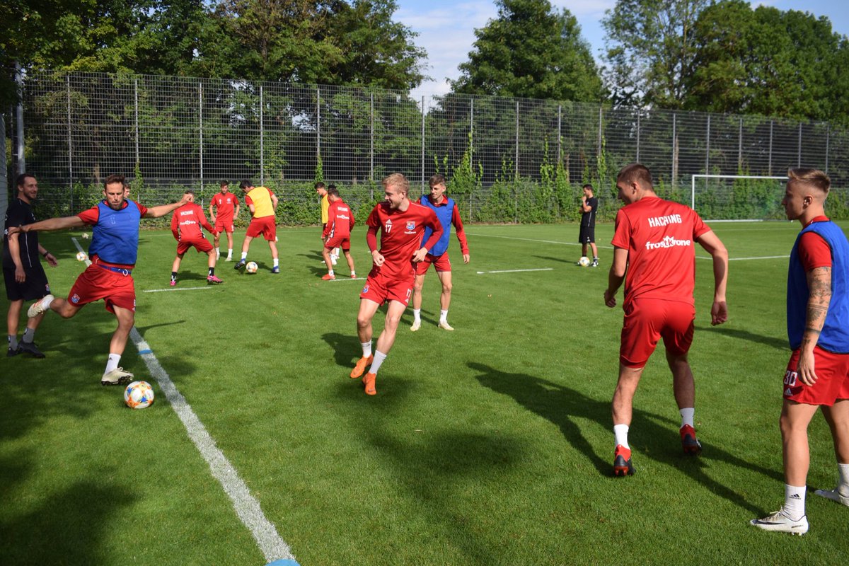 Haching_1925's tweet photo. Nehmt euch in Acht vor Marc #Endres ⚠️
Er trifft alles, selbst Jannik #Bandowski 🤸🏼♂️😉
#volltreffer #vollspann #deckung #achtung #training #fussball #fu3ball #3liga #zeigtsuns #MehrAlsEinVerein https://t.co/Sog76sKuVx