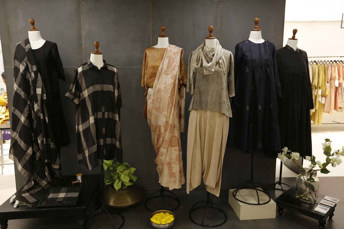 LakmeFashionWk's tweet photo. .@TexMinIndia along with #LFW at @elaheurban celebrated the 5th #NationalHandloomDay in Hyderabad where first looks of #MakuTextiles, #SohamDave and #Padmaja were unveiled for their upcoming showcase on Sustainable Fashion Day at LFW August 2019

@smritiirani @GLVazirani https://t.co/pbtmje8IGu