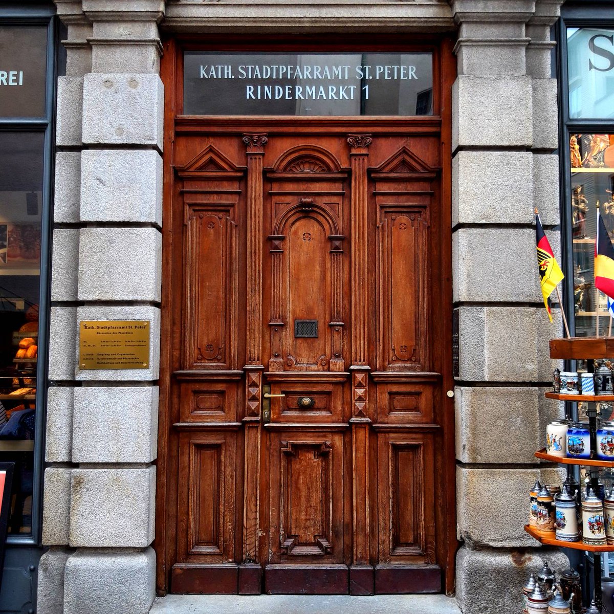 FreyaIngva's tweet photo. Doors of Germany: Munich
#munich #munchen #bavaria #bayern #germany #deutschland #dør #dore #post #door #dveře #porte #vrata #ianua #puerta #porta #dør #dörr #durys #dyrnar #eshik #ovi #musuo #derë #deur #puka #Tür #doors #divining #dowsing #diviner #dowser https://t.co/JQ4sx5my1G