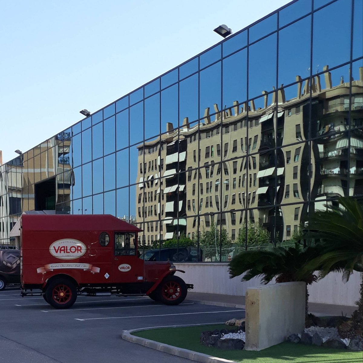 SuperWoman_SWDD's tweet photo. Chocolate: the place where dreams are made #fotodiario #20190702 #reflection #MuseodelChocolate #olélaguía #saqueamoslatienda @chocolatesvalor #vacaciones #pedacitosdeviernes #locosdelclic https://t.co/Du9kUN5w2A