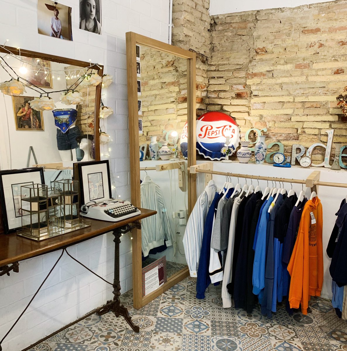 Le tenemos mucho cariño a Grey Gardens 💖 Tienes que #irdepropio a descubrir su selección de prendas vintage y de diseñadores emergentes.

#irdepropiogreygardens 
• Calle Órgano, 3 •