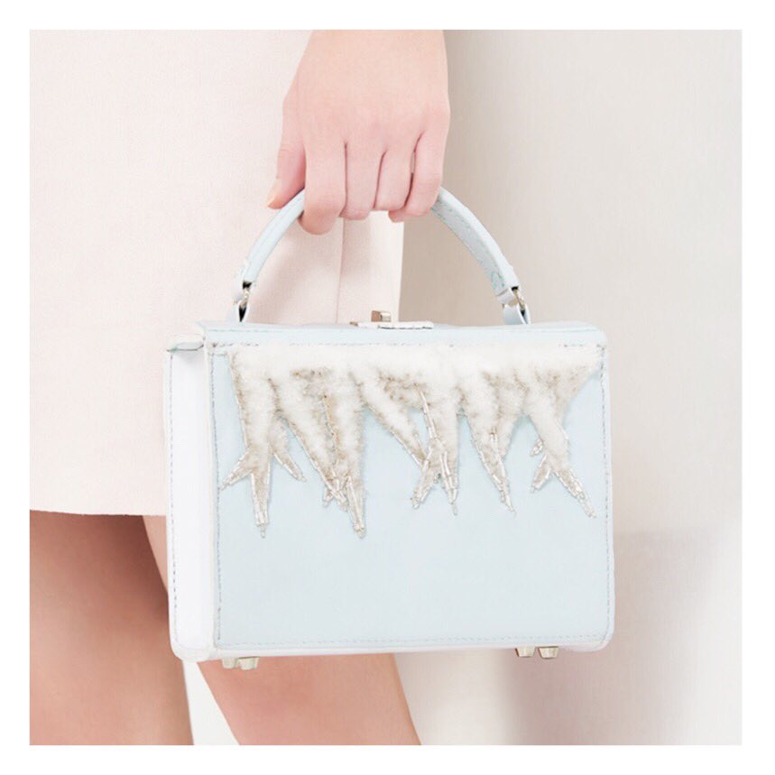 dreamscodeuk's tweet photo. Our Fluffy Snow Handbag is the perfect bag to keep you cool for the summer! Available at @dreamscodeuk https://t.co/7kdGdXI8Fh