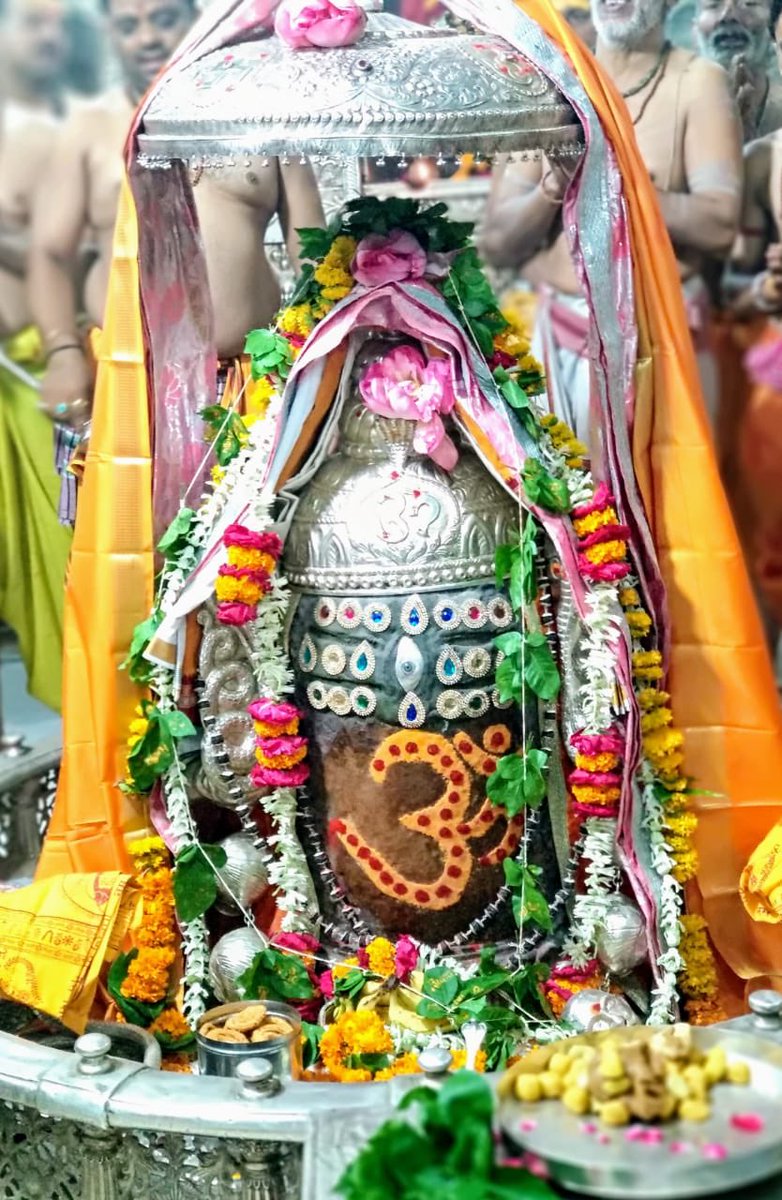 anilatal12's tweet photo. *🚩 || जय श्री महाकाल ||🚩*

      *🚩श्री महाकालेश्वर ज्योतिर्लिंग उज्जैन  🚩*
       *🕉आज भस्म आरती के अद्भुत दर्शन 🕉*
*स्वयंभू दक्षिणमुखी ज्योतिर्लिंग राजाधिराज ब्रह्माण्डअधिपति भूतभावन अवंतिकानाथ बाबा महाकाल का आज पावन दिव्य भस्म आरती दर्शन गुरुवार 08 अगस्त 2019* https://t.co/dxUgmQuoWt