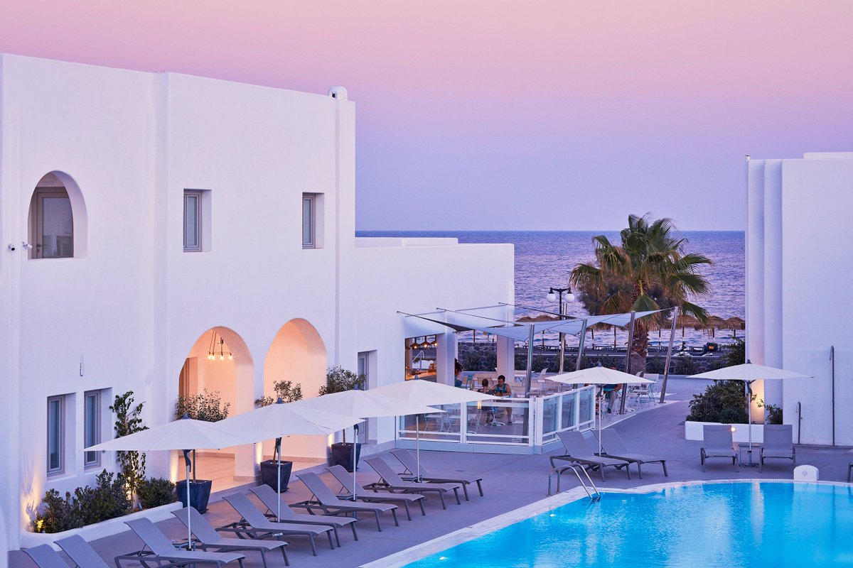 KD_Hotels's tweet photo. When the sun goes down, for a few blessed moments, you find yourself surrounded by this purple magic at @aquabluehotel

#aquabluehotel #kdgroup #kdhotels #santorini #travel #passionpassport #explore #Greece #influencers #traveler #hotel #luxury #travelgoals #kd_hotels https://t.co/xrXR6bIEBu