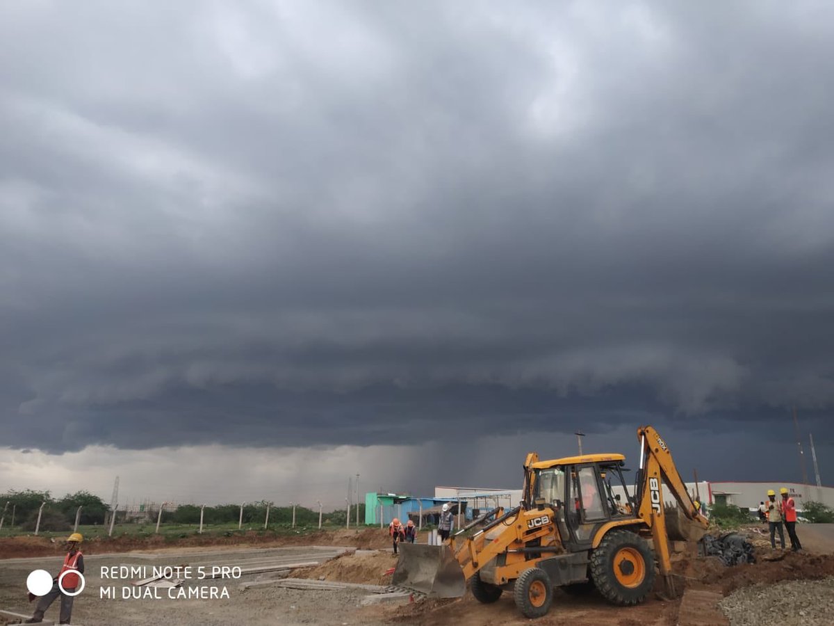 RainStorm_TN's tweet photo. 🌧 Parts of Chennai & suburbs will get rains( 15-30min spell). Image by Gokul taken at #Mannur #Chennai
Image 2: by Mouli, west view from #poonamallee. Meanwhile Ghats, Kerala under Heavy rains. Avalance added 537mm since 6am-4:30pm today. Yesterday 820mm. 100cm By tomo?🌊 https://t.co/V346UmoovR