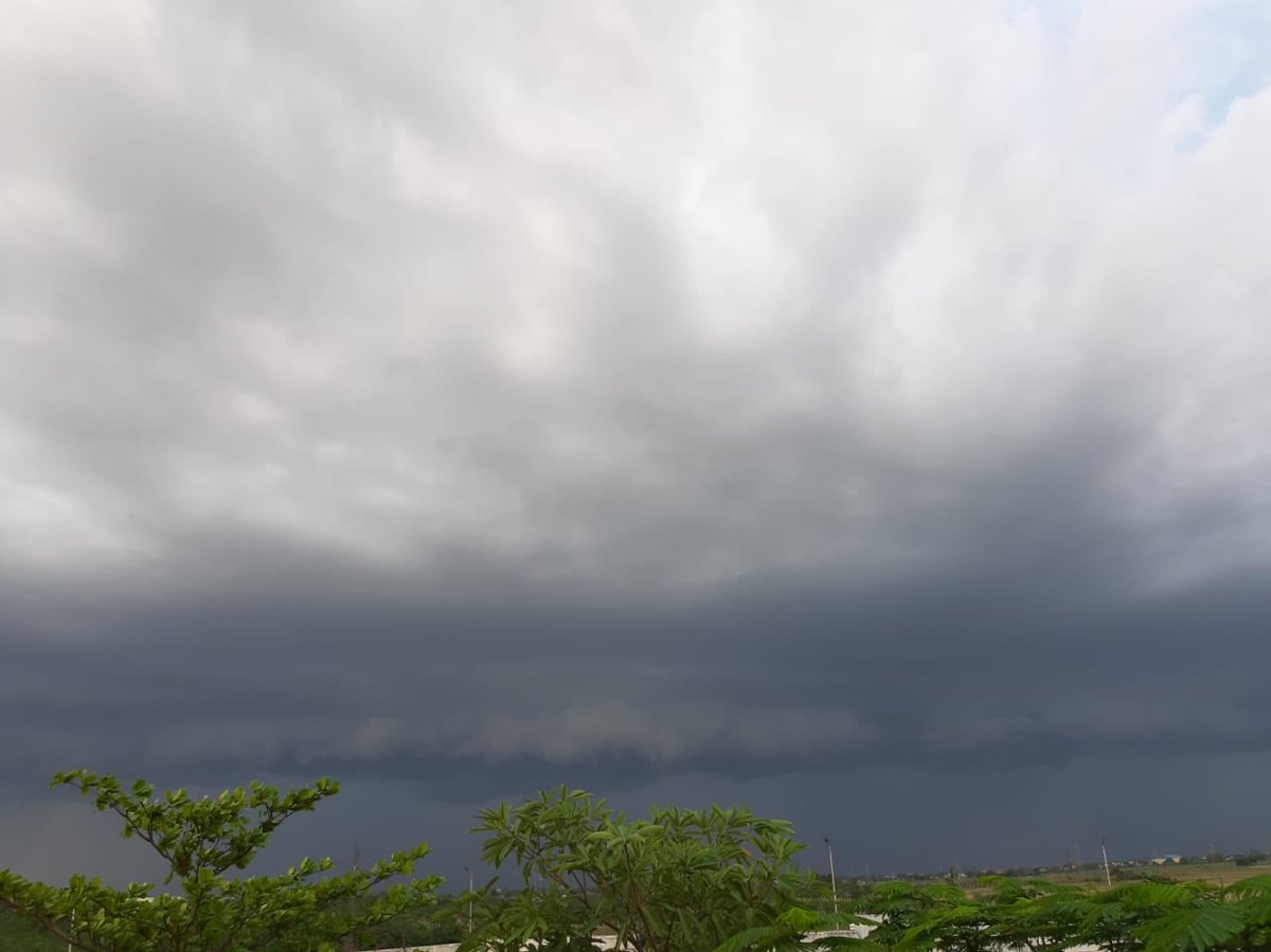RainStorm_TN's tweet photo. 🌧 Parts of Chennai & suburbs will get rains( 15-30min spell). Image by Gokul taken at #Mannur #Chennai
Image 2: by Mouli, west view from #poonamallee. Meanwhile Ghats, Kerala under Heavy rains. Avalance added 537mm since 6am-4:30pm today. Yesterday 820mm. 100cm By tomo?🌊 https://t.co/V346UmoovR