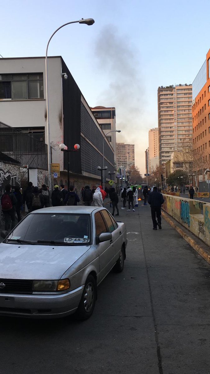corpjmcin's tweet photo. Encapuchados lanzando molotovs desde San Diego y @AlessandriFelip y @educastgo Yoris Rojas preocupados si podrán bypasear la normativa del @Mineduc e ingresar mujeres en 2020. Falta de prof, falta de seguridad, alumnos q van a clases sin poder ingresar de 7.40 @mcubillossigall https://t.co/KGplZeFvsJ