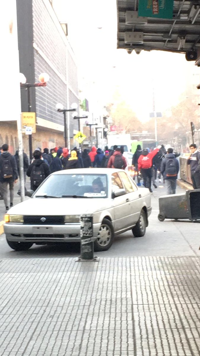corpjmcin's tweet photo. Encapuchados lanzando molotovs desde San Diego y @AlessandriFelip y @educastgo Yoris Rojas preocupados si podrán bypasear la normativa del @Mineduc e ingresar mujeres en 2020. Falta de prof, falta de seguridad, alumnos q van a clases sin poder ingresar de 7.40 @mcubillossigall https://t.co/KGplZeFvsJ