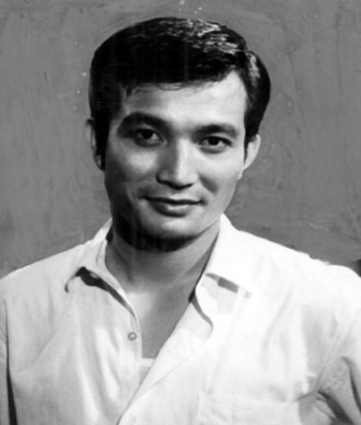 신성일. 더빙의 수혜를 제대로 입어 대배우의 반열에 올랐다. 다만 그때 영화들은 히트작은 많았어도 딱히 기억에 남는건 없던데 그의 진짜 목소리...