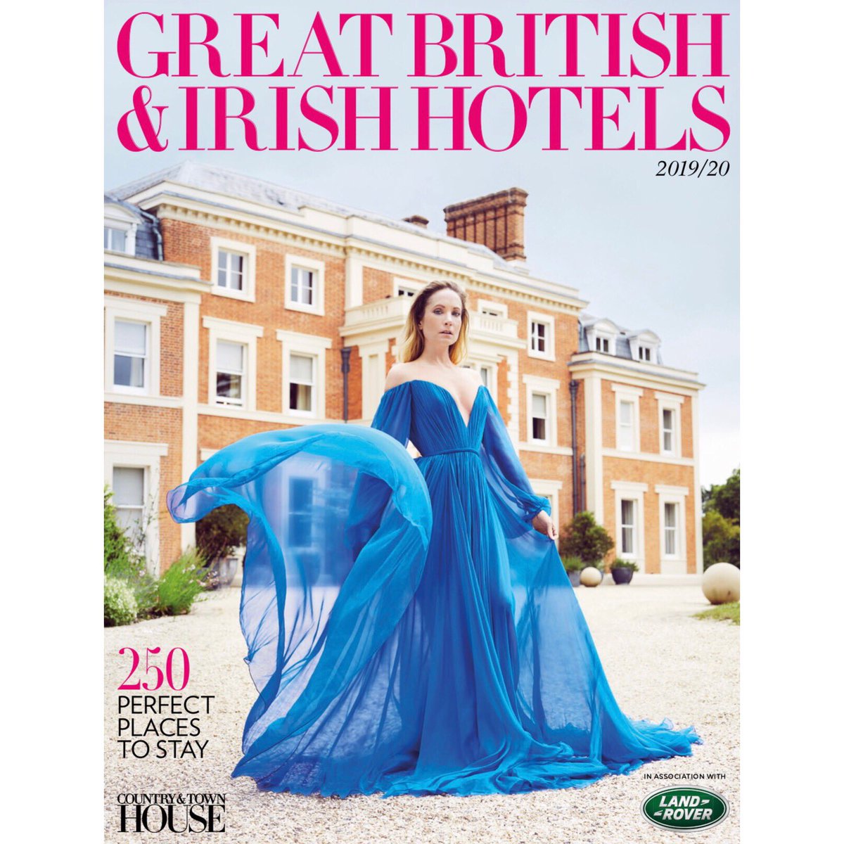 Personalpruk's tweet photo. ***J O A N N E*** Read all about why Joanne Froggatt is ‘unafraid to tackle contentious issues or complicated characters’ in the cover story for the September issue of Country &amp; Town House
@JoFroggatt @countryandtown @DowntonAbbey #DowntonAbbeyFilm #Liar https://t.co/b6CZyFUb6w