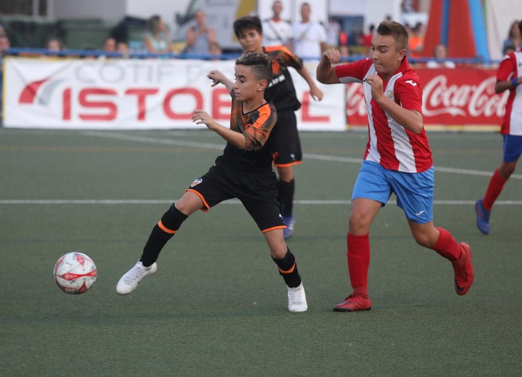 pacopolit's tweet photo. Por si no tenía suficientes jardines en los que meterme, en el @Cotif me propusieron ejercer de speaker de las finales Alevines este jueves desde las 19h... y dije que sí 🎤🔊

4 horas de acción en Els Arcs con jugadores y equipos de nivel excelente.

El paraíso del fútbol base⚽ https://t.co/pQvAorZ8YN