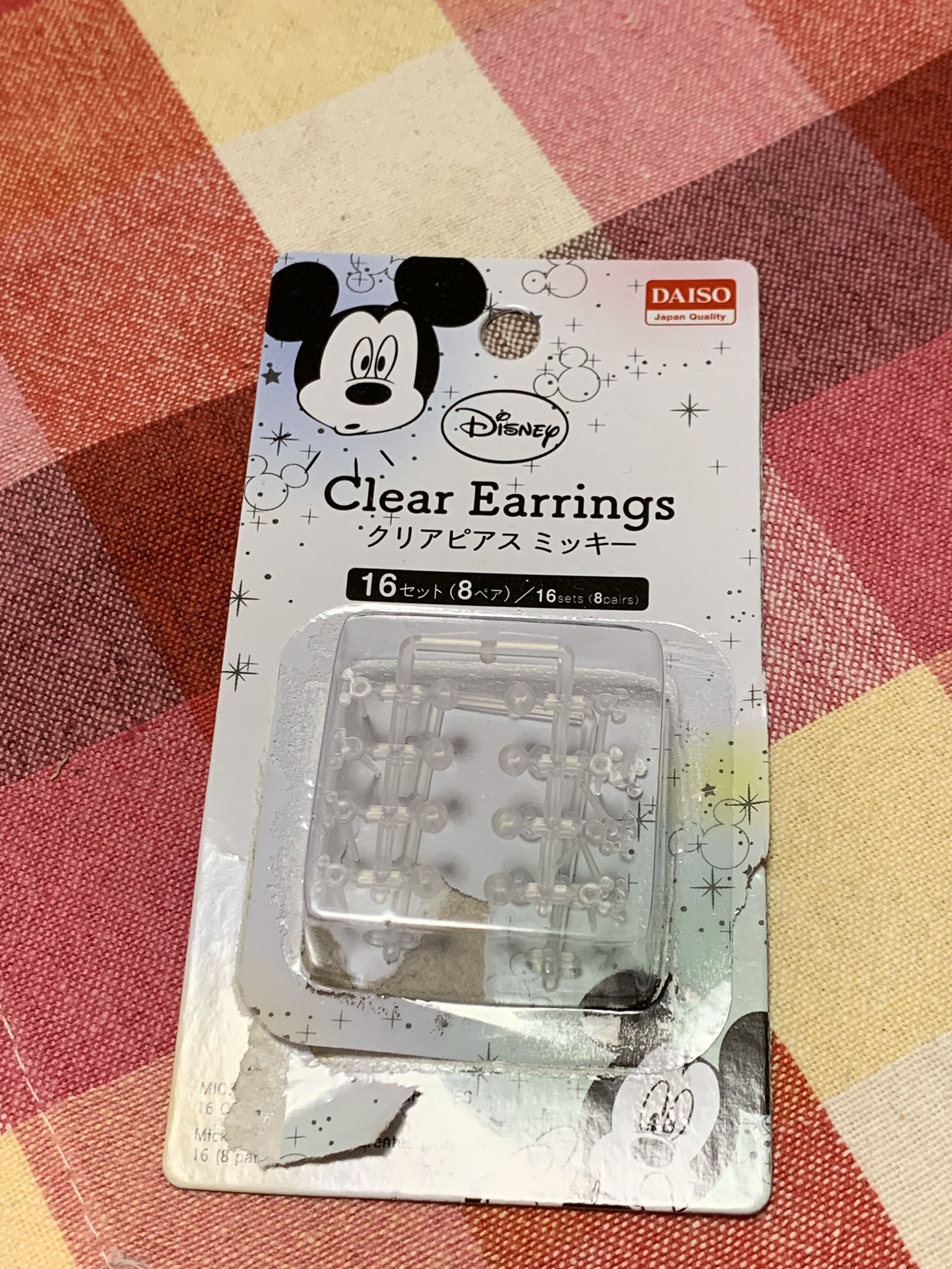 はのこさん 一時期は かなり太いやつを装着して穴を広げてたんだけど 仕事柄ピアス が禁止で付けてなかった まだ大丈夫かな って 昨日 透明のピアスを購入 今はこんな可愛いのがあるのね ダイソーさんのミッキーマウス型の透明ピアス 今日