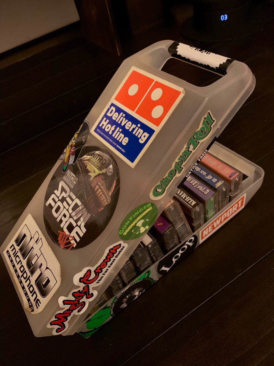 marnieee1's tweet photo. 20年ぐらい前の無印のcassette box
#物は大切に
#BADにはくれぐれも注意
#ステッカーに火を着けたのはビックリマン_いたずらシール
#最近夜な夜なDJ_KENSAW🦉
#LOW_DAMAGE🦉
#大阪赤い目梟🦉 https://t.co/xZOWkLvPt2