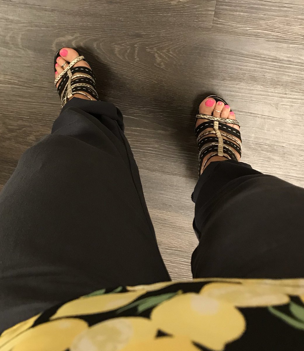 JeniML93's tweet photo. #ootd #ootdStyle #ootdfashion @MichaelKors #wedges #heels #shoes @BCBGMAXAZRIA #blouse #jeepgirl #jeeppic #workpic #fashion #style https://t.co/lGl38zHVTh