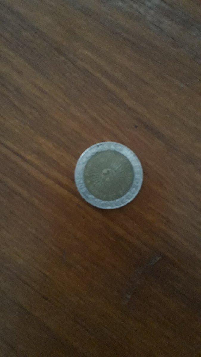 ceci_mauricio's tweet photo. Mi hija de 8 años se despertó hoy, me dejó esta moneda en la mesa y me dijo, mamá, esto es porque valoro todo lo que hacés por mi. #BuenosDiasATodos https://t.co/nMtqQ4HGGs