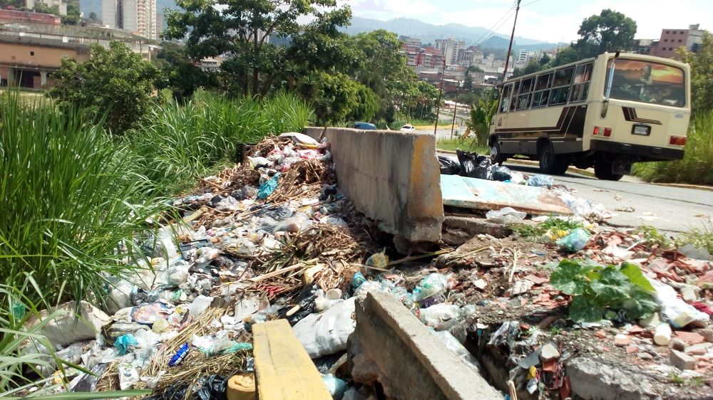 DiarioAvance's tweet photo. Se hunde la avenida Francisco de Miranda https://t.co/Lrb7Dcmuaa https://t.co/aAPIujrXIB