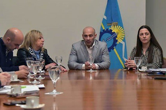 TiempoSur_'s tweet image. #Chubut #Rawson #Artero #HCD Se formó la Comisión Investigadora y Artero quiere vender terrenos para pagar los sueldo j.mp/33fVlQt