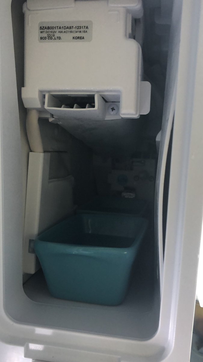 HollyLampen's tweet photo. @badbusinessnews #Samsungrefrigerator #SamsungAppliances https://t.co/3Q2MRX3nyY