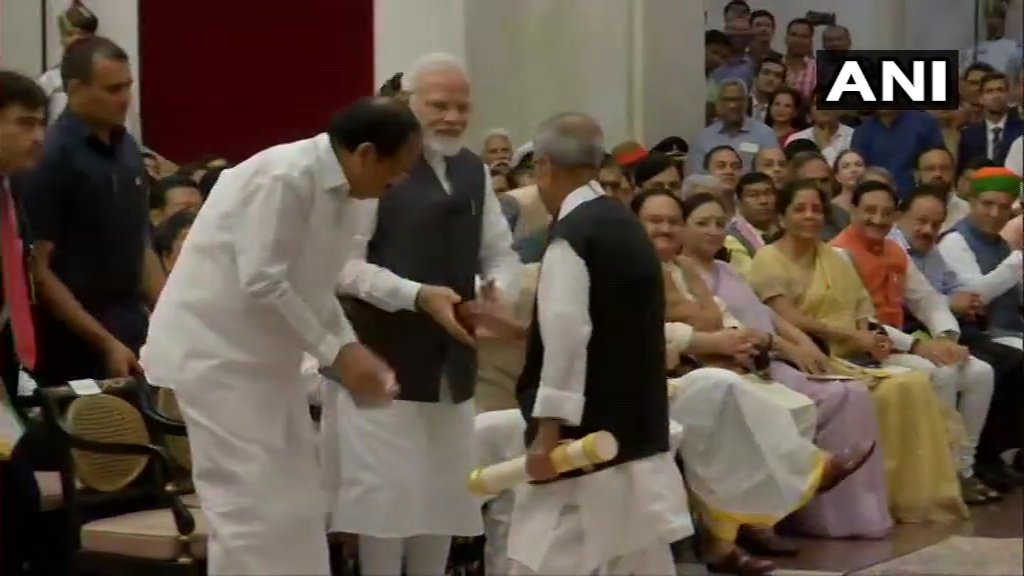 NewsMobileIndia's tweet image. Delhi: Former President #PranabMukherjee greets Prime Minister @narendramodi and Vice President @MVenkaiahNaidu after receiving 'Bharat Ratna' from President #RamNath Kovind.

#BharatRatna