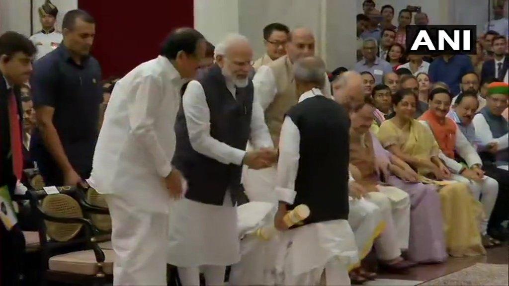 NewsMobileIndia's tweet image. Delhi: Former President #PranabMukherjee greets Prime Minister @narendramodi and Vice President @MVenkaiahNaidu after receiving 'Bharat Ratna' from President #RamNath Kovind.

#BharatRatna