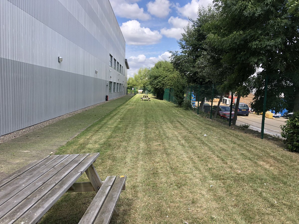 MaslinJonesLtd's tweet photo. Got this large commercial  contract trimmed this morning👌🏼
#Maslinjones 
#MiltonKeynes 
#commercial 
#commercialcontract 
#rubbishcollction 
#lawn 
#mowing 
#weeding 
#hedgework 
#hedge 
#hedgetrimming 
#trek 
#Trekbikes 
#warehouse 
#office 
#poweredbykawasaki 
#Toro
#Turfmaster https://t.co/1TkzC6Mx3T