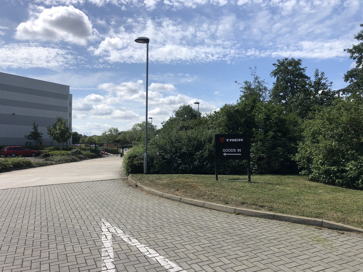MaslinJonesLtd's tweet photo. Got this large commercial  contract trimmed this morning👌🏼
#Maslinjones 
#MiltonKeynes 
#commercial 
#commercialcontract 
#rubbishcollction 
#lawn 
#mowing 
#weeding 
#hedgework 
#hedge 
#hedgetrimming 
#trek 
#Trekbikes 
#warehouse 
#office 
#poweredbykawasaki 
#Toro
#Turfmaster https://t.co/1TkzC6Mx3T