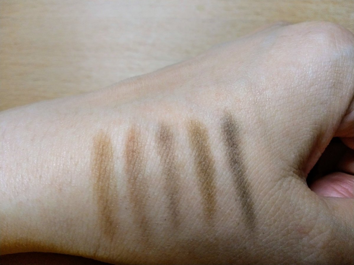 よーこ しらとり セザンヌのアイブロウを愛用してるんだけど 汚くてすまぬ いよいよwhomeeのアイブロウもゲットしたので比較 スウォッチは左から見たままの順です Whomee ブライトブラウン セザンヌ オリーブブラウン 絶妙にかぶらない