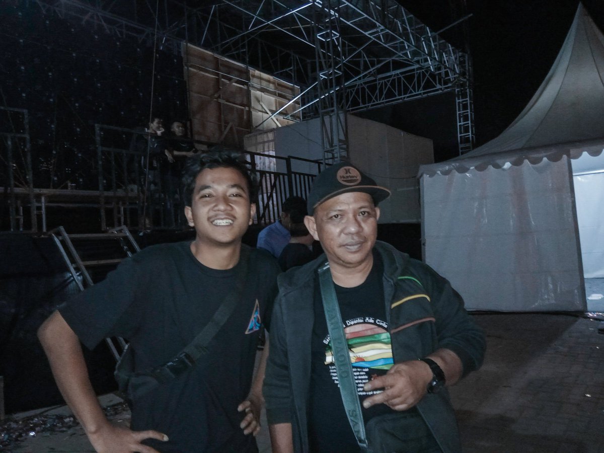 ariffistt's tweet photo. Akhirnya bisa poto bareng oom ku yg paling funky.. πππ»
.
.
#ariffistt #tonyqrastafaraday #omfunky #reggaeindonesia #pekanrayalampung2019 #yoman https://t.co/q6sR3zVV5b