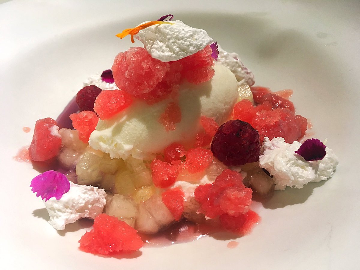 Torrelche's tweet photo. ¡Espectacular! No hay nada tan sabroso como las galguearías del #RteAzafran: Melón natural con granizado de sandía, mouse de yogurt y violetas. ¡Tenéis que probarlo! https://t.co/szH22u9NHc