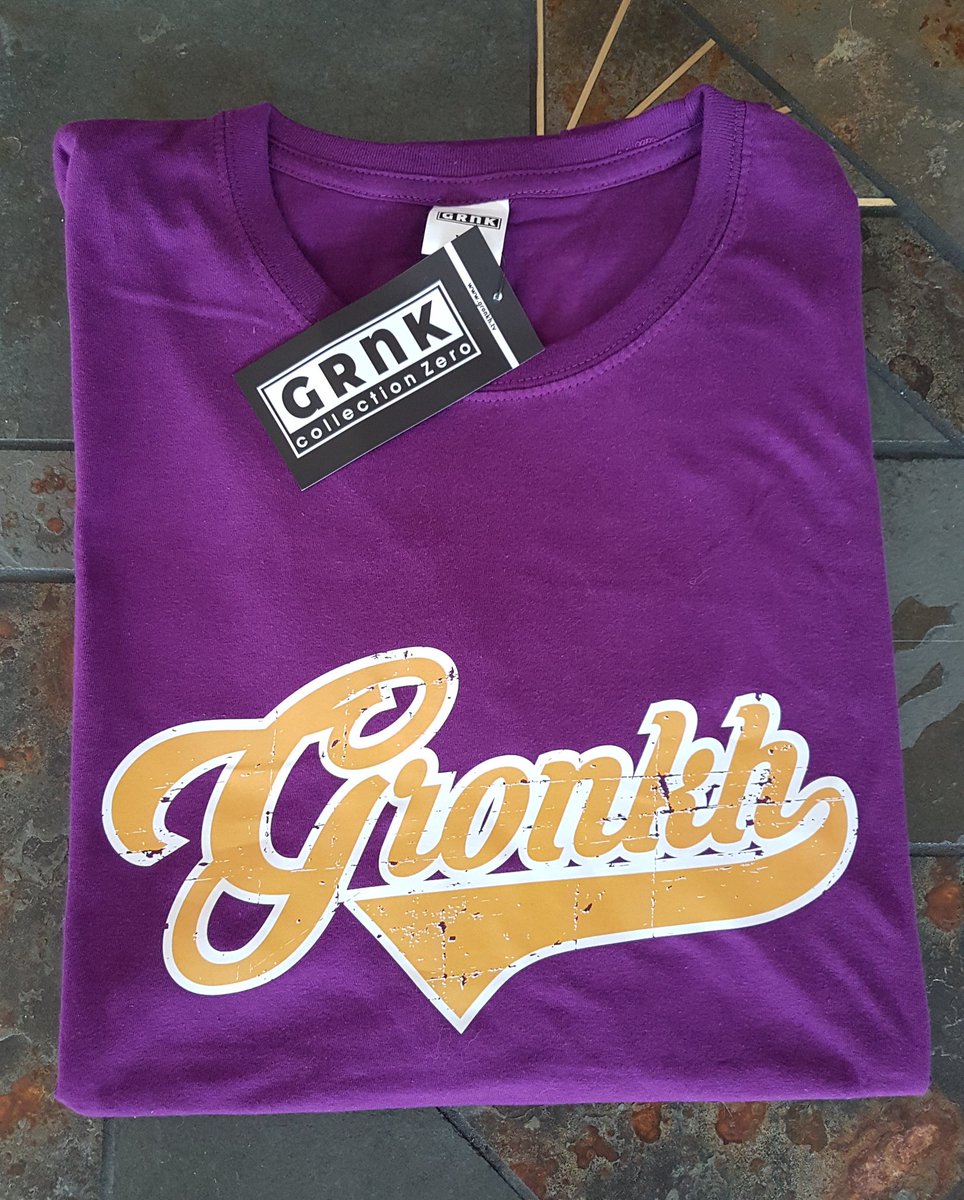 Crystal_blue_89's tweet photo. Yaaayy!!! 🎉😍 Mein Gronkh-Shirt ist heute angekommen. 🥰 Sieht richtig gut aus. Der Druck ist super und das Shirt ist sehr angenehm zu tragen 😁👍👍 Bin mega happy 😍 Danke @Gronkh 👌✨ #collectionZero #gronkhtv #lafamilia https://t.co/IjlLmXp1x3