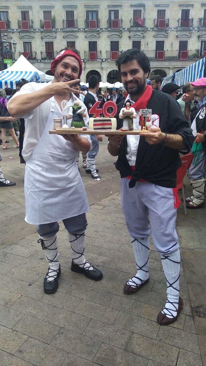 LOSALEGRIOS's tweet photo. Tercer puesto el el concurso gastronómico de @CBEREZIAK !!

Enhorabuena Rubén y Adrián!!

#yosoyalegrio
#siesunpimiento
#heladitodeidiazabal https://t.co/WHeIy1XIeo