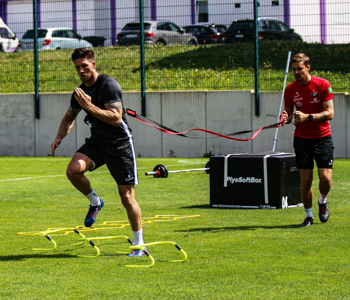 FCErzgebirgeAue's tweet photo. Dennis #Kempe  &amp; Louis #Samson absolvierten heute noch ein Spezialtraining bei Athletik-Trainer Marc #Lorius.  ⚒️ https://t.co/1Py2xfTp51