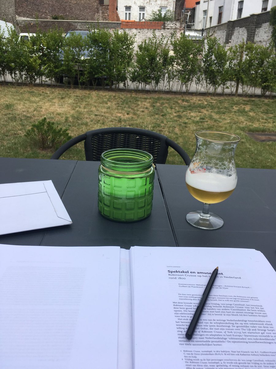 adsomnia's tweet photo. Drukproeven nalezen in mijn tuin, in de zon, met een biertje. Ik zou dit wel gewoon kunnen worden 😎 #verhuizen #deMuide #Gent https://t.co/AVCw6NDwyO