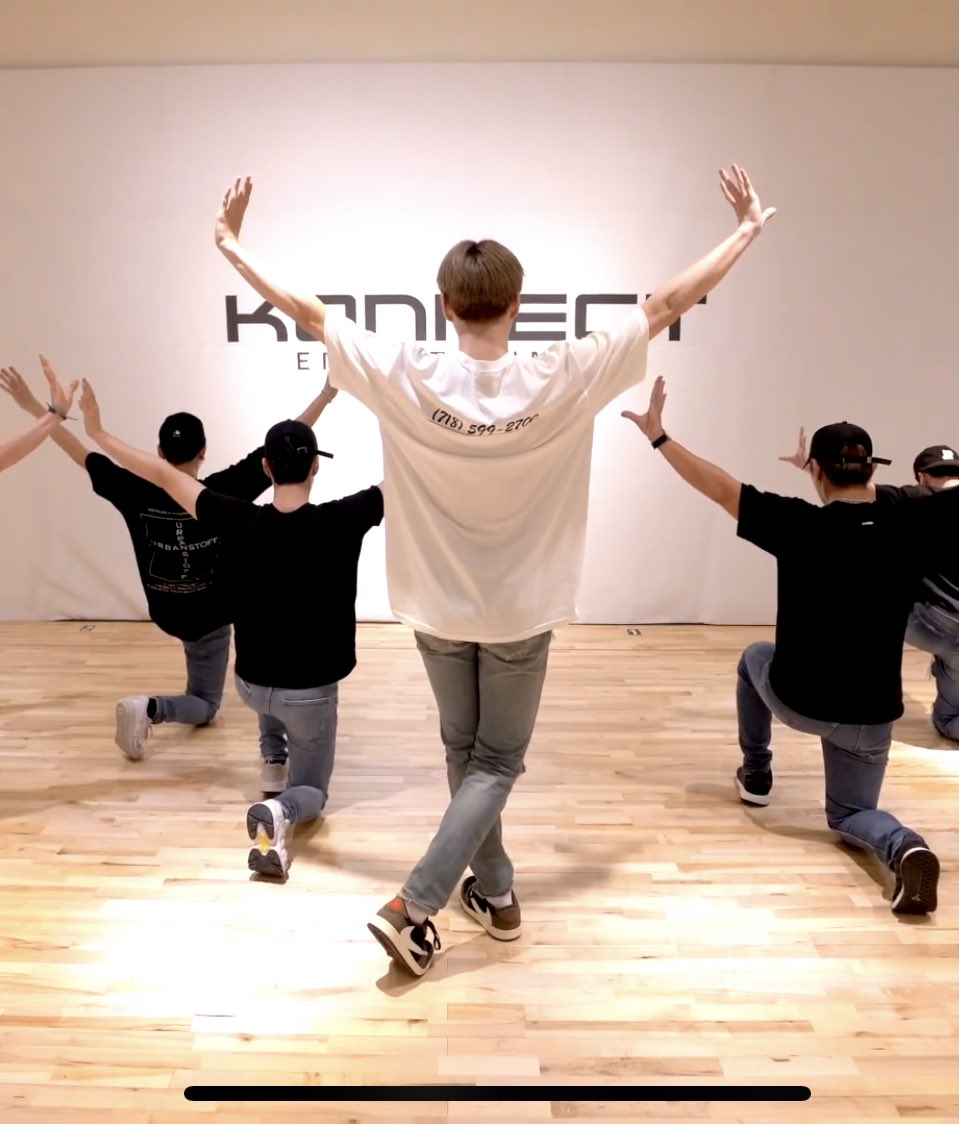 sboy_DANIEL's tweet photo. 너무 좋다 너무 좋아 

아이홉 나비춤 진짜 ㅠㅠ 멋있음 

#뭐해 #color_on_me 🎨 #강다니엘 #KangDaniel #kpop  

스마일😊 https://t.co/wcjoHku4Ok