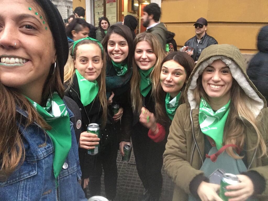 sofipochat's tweet photo. A un año de que 38 senadores hayan  decidido que las mujeres sigan abortando en la clandestinidad, seguimos pidiendo que el aborto sea legal, seguro y gratuito. 💚
@CampAbortoLegal 

#LaClandestinidadNOseFesteja #SeraLey https://t.co/W7piIWCL3Z
