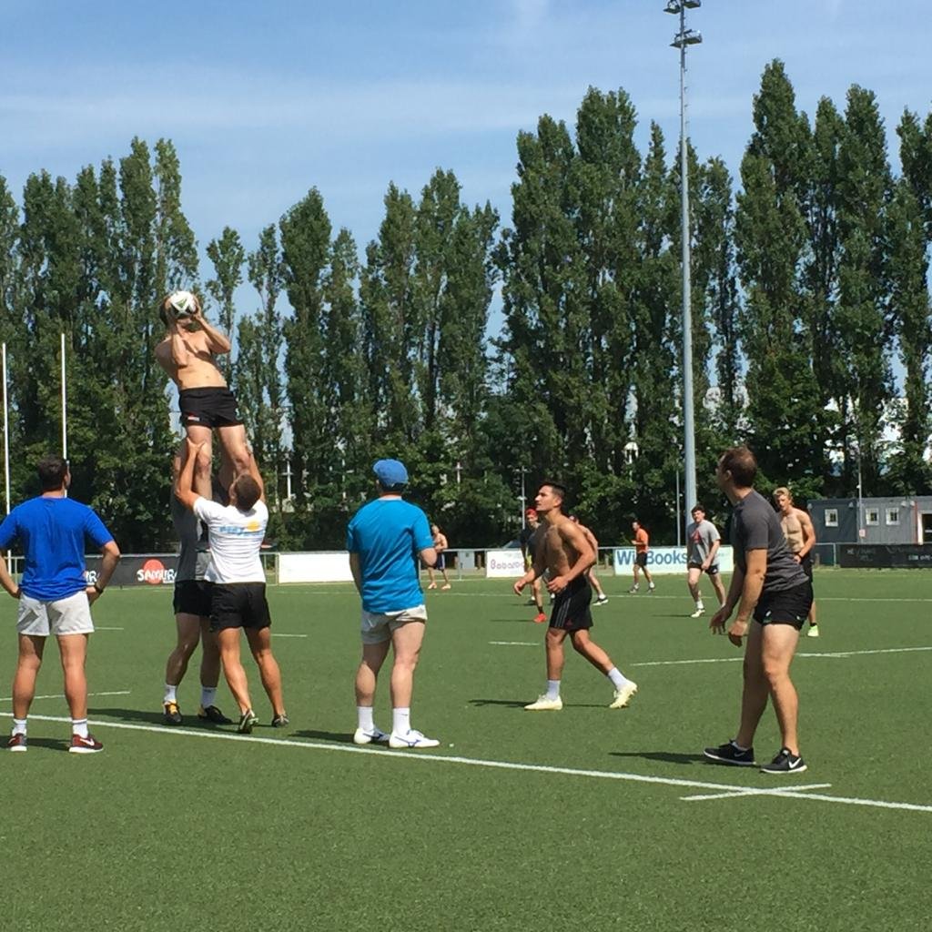 Sportkipik's tweet photo. Le @KituroRugby est passé à la vitesse supérieure le week-end dernier dans sa préparation de la nouvelle saison. L’équipe a participé à un camp d’entraînement de deux jours pour prendre connaissance de la vision du coach Peter Lang ➡️ https://t.co/9E1kfVMixP https://t.co/LPWnrKJysM