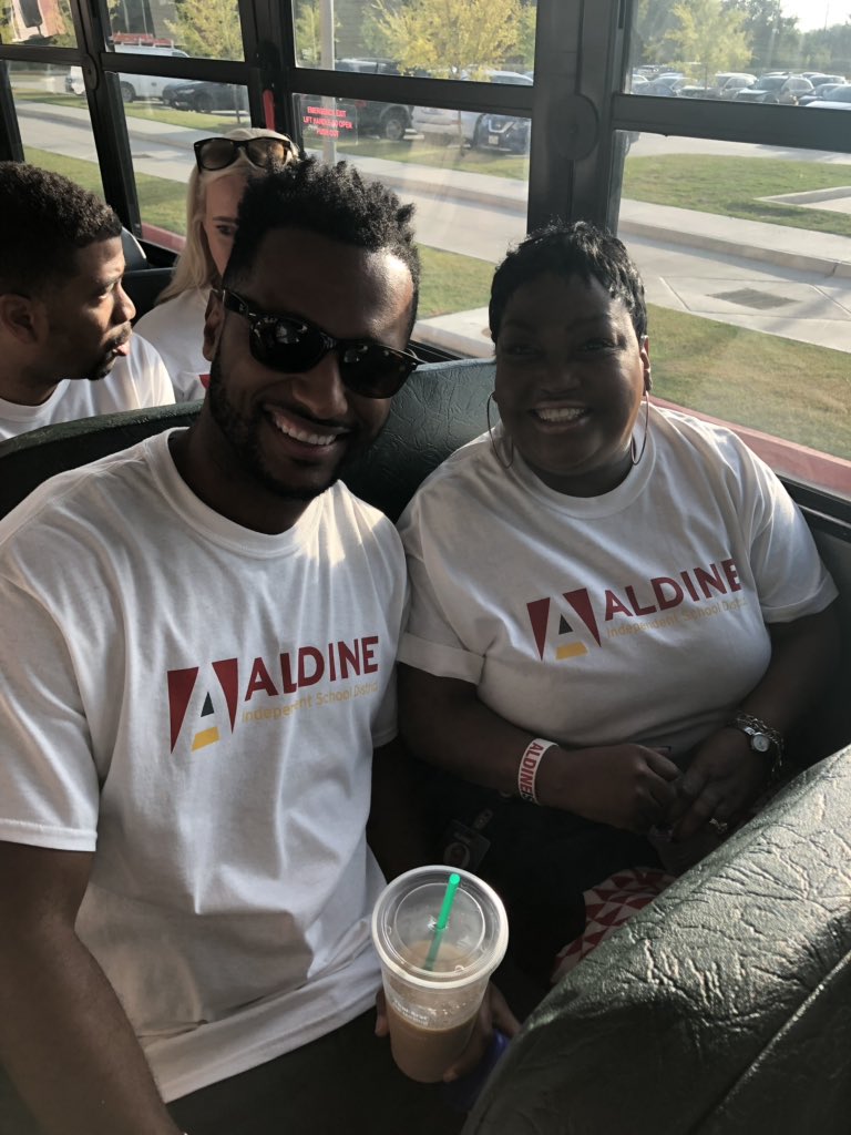 bre112266's tweet photo. We are ready. Paws up Jags!! #Convocationbound #onthemovewithmead @MeadJaguars @AldineISD @jmscottjess1 @drgoffney https://t.co/7CplbFCxnO