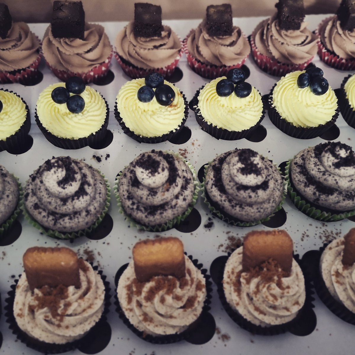 ethicake's tweet photo. We do boxes of 24 cupcakes, handmade to order, so you can choose any flavour combinations you like. This was one of today's orders and they looked delicious.
Treat the family, treat your work colleagues, treat yourself! £45 a box. 
PM or email ethicake@gmail.com to order 🧁🧁🧁 https://t.co/EwHW0DdEMH