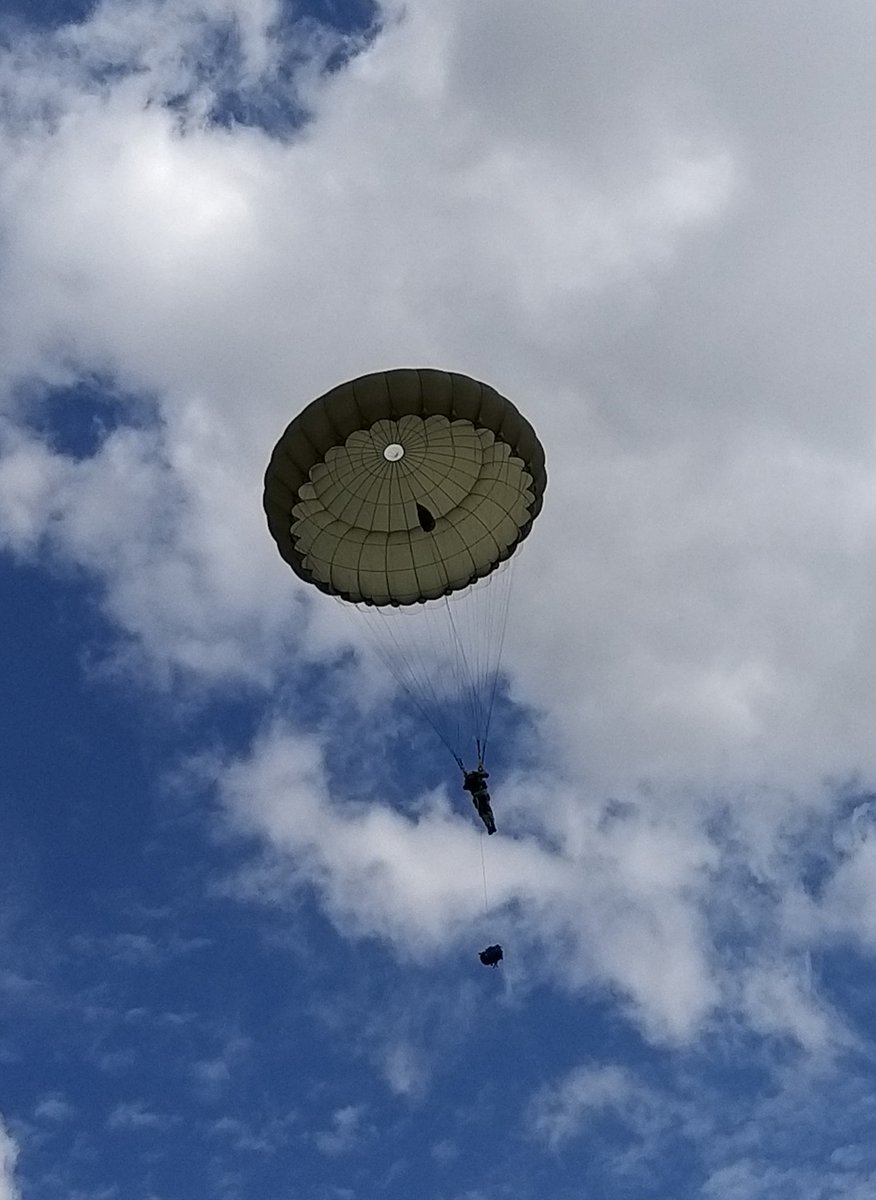 Ken54027251's tweet photo. With personnel from across @16AirAssltBde, @Airbornemedics leap towards a well earned summer leave from a Skyvan onto Weston on the Green Drop Zone.
#schoolsoutforsummer
@armyCO1RGR
@CO_RedBlack
@AirborneSappers
@4PARAREG
@PEPtoParachute
@Airbornegunners
@TheParachuteReg https://t.co/6vzRRE77EK