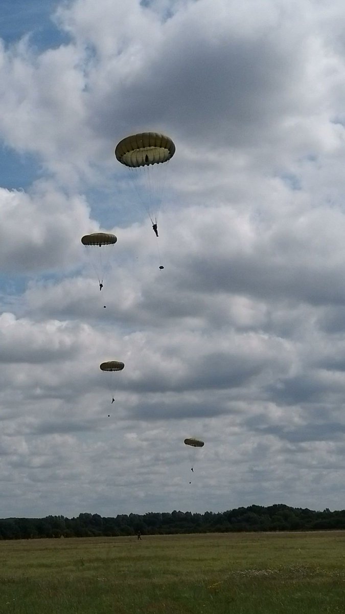 Ken54027251's tweet photo. With personnel from across @16AirAssltBde, @Airbornemedics leap towards a well earned summer leave from a Skyvan onto Weston on the Green Drop Zone.
#schoolsoutforsummer
@armyCO1RGR
@CO_RedBlack
@AirborneSappers
@4PARAREG
@PEPtoParachute
@Airbornegunners
@TheParachuteReg https://t.co/6vzRRE77EK