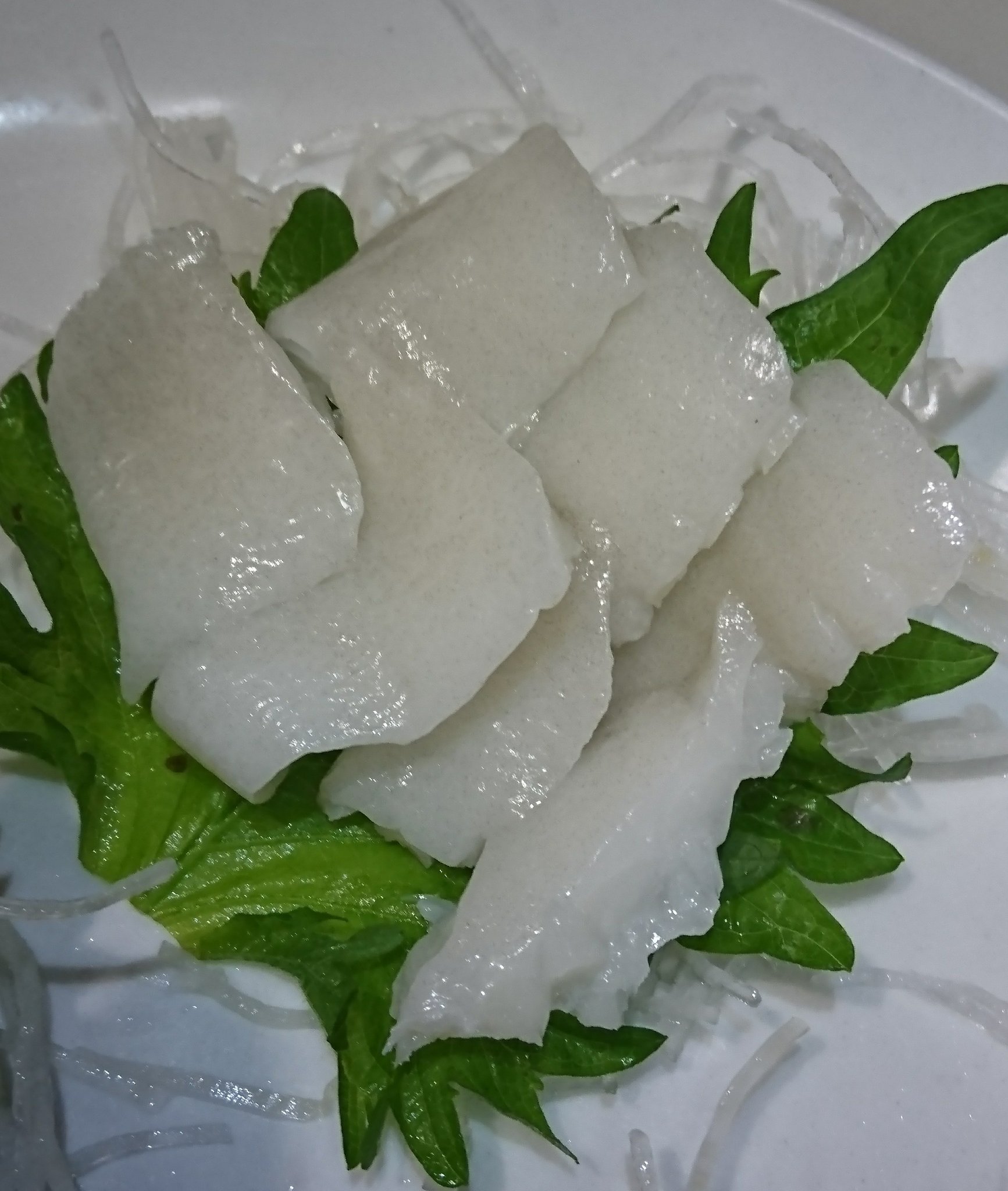 黒かどや カラスカレイのエンガワを 偽物 って言う奴がいるけど 本物のカレイのエンガワだけどね 昔の回転寿司に出てきたエンガワ は確かに油臭くて食えたものじゃなかったけど 今は物流の進歩でかなり良質になった カレイのエンガワが偽物なら 油の