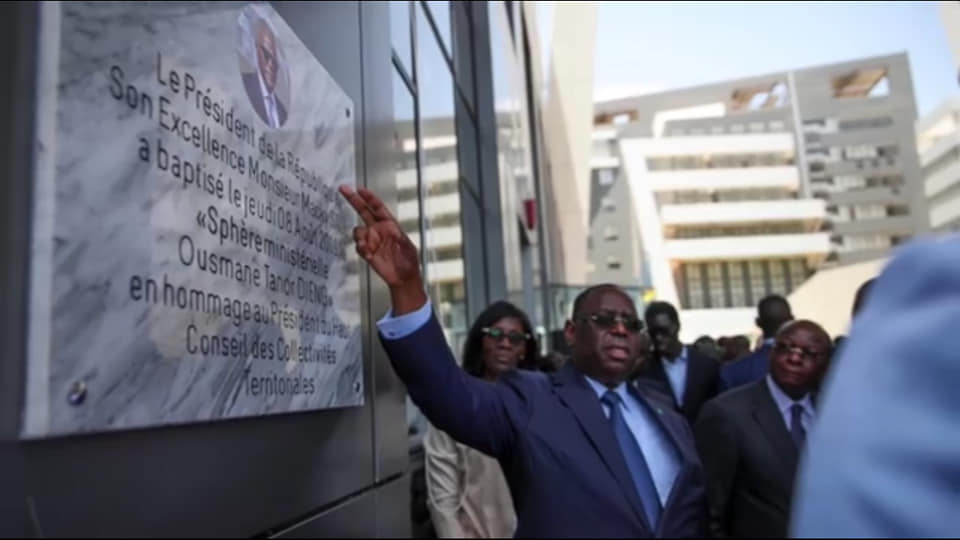 EMRGENCETIME's tweet photo. Le Président Macky Sall a confirmé aujourd’hui sa promesse de donner à la première sphère interministérielle de Diamniadio le nom d’Ousmane Tanor Dieng. https://t.co/HNIydykUCD