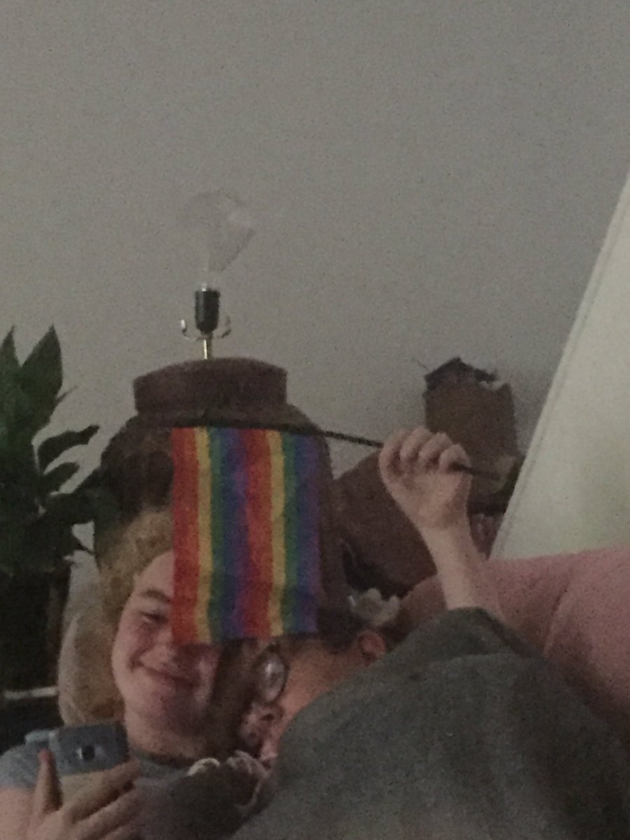 softbutsad's tweet photo. they’re k*ssing https://t.co/FUxcgNYIPP