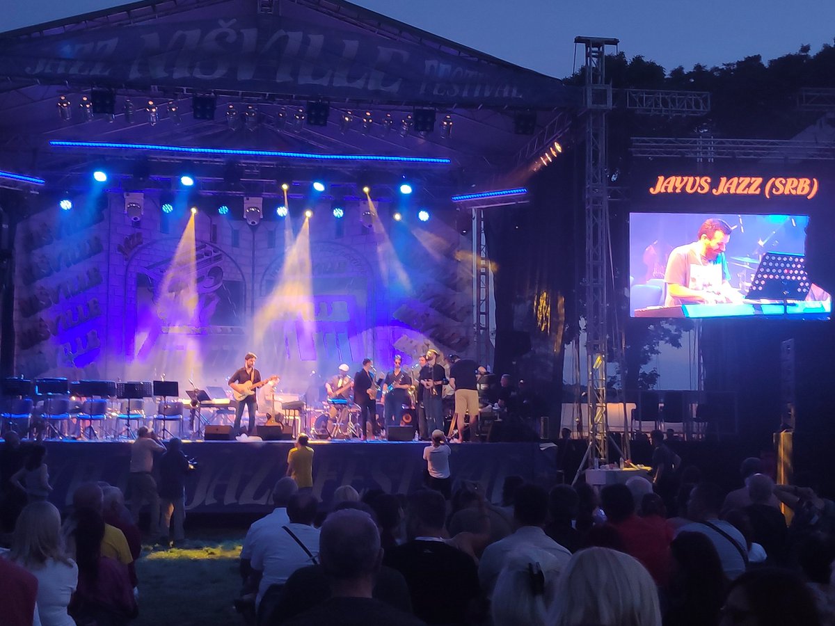 juznevesti's tweet photo. Počeo @nisville.
Prvi na sceni #JayusJazz.
#Niš #Jazz https://t.co/Y9tud5neNN