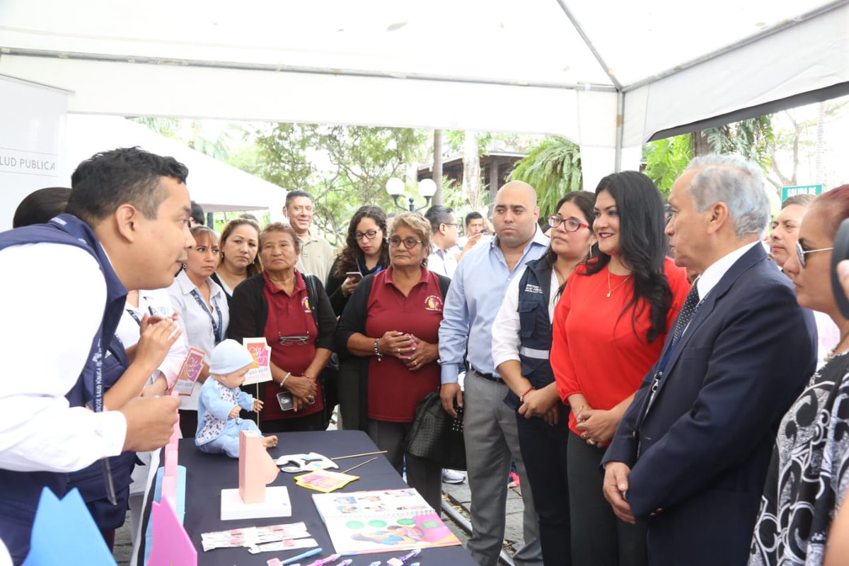 Salud_Ec's tweet photo. La ministra de Salud Pública, @catalinaandramu junto a @eduardostay, coordinador zonal, visitó los stand de la feria paralela al evento de cierre de la Semana Mundial de #LactanciaMaternaSí de @Salud_CZ8. Actividad que se desarrolló en el @PHGEcuador en Guayaquil. https://t.co/bDGPSfqzXI