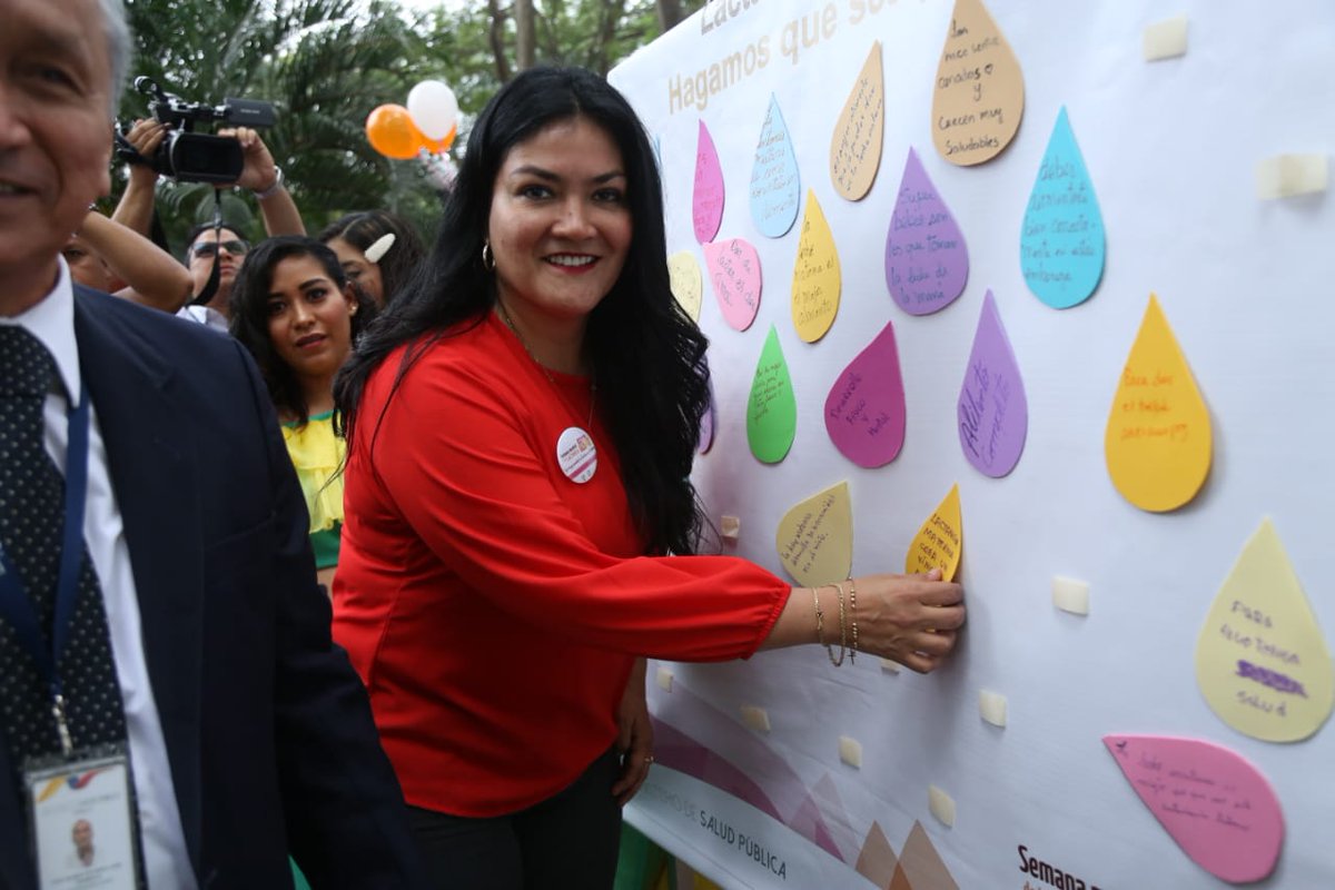 Salud_Ec's tweet photo. La ministra de Salud Pública, @catalinaandramu junto a @eduardostay, coordinador zonal, visitó los stand de la feria paralela al evento de cierre de la Semana Mundial de #LactanciaMaternaSí de @Salud_CZ8. Actividad que se desarrolló en el @PHGEcuador en Guayaquil. https://t.co/bDGPSfqzXI