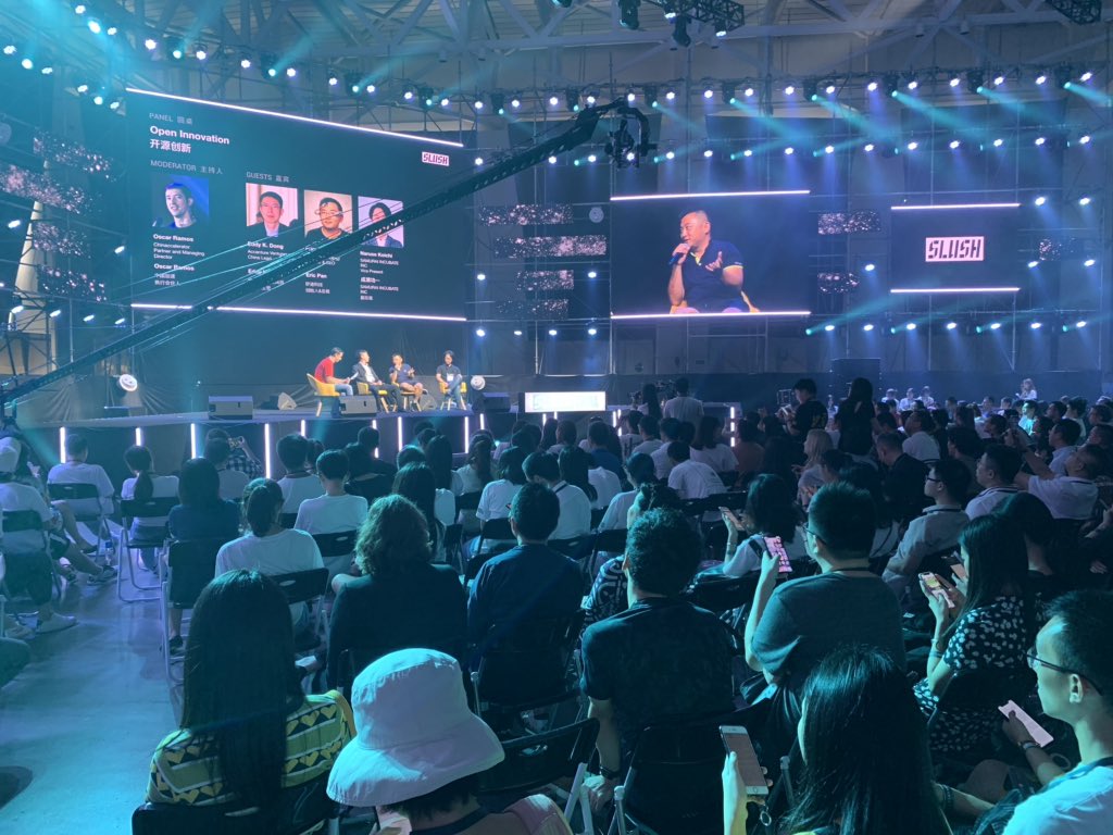 HelloRobin8's tweet photo. Robin8 at Slush Shenzhen today!  So many great talent!  The Shenzhen government is recruiting us to open office in Shenzhen.  Shenzhen here we come! #slushshenzhen #robin8 https://t.co/MxeHZPeera